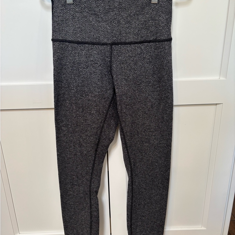 Black and White Lululemon 25 inch Herringbone Leggings Size 6